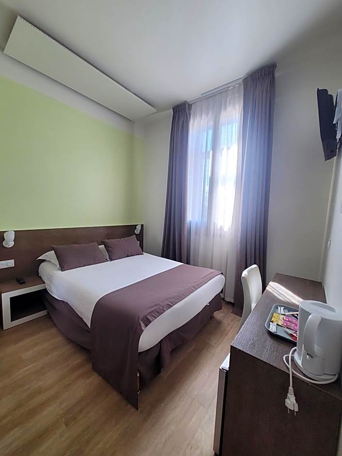 KYRIAD ORANGE Centre Ville - HOTEL RESTAURANT BAR - Galerie d'Art des Princes - Provence Alpes Côte d'Azur - France - Proche A7-A9 - exit21- Châteauneuf-du-Pape Avignon Bollene Nimes Valence - 24h-24h