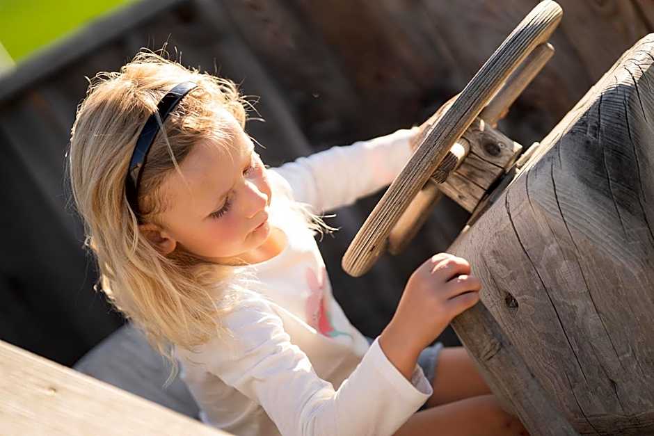 Aparthotel Familiaris - Family Apartments - Pools & Spa in Dolomites