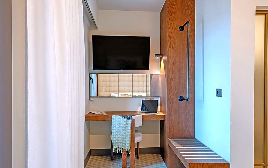 Sitovolonas Superior Accommodation