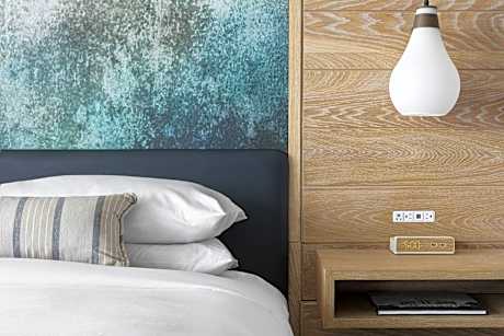 Guest room, 1 Queen, Limited view