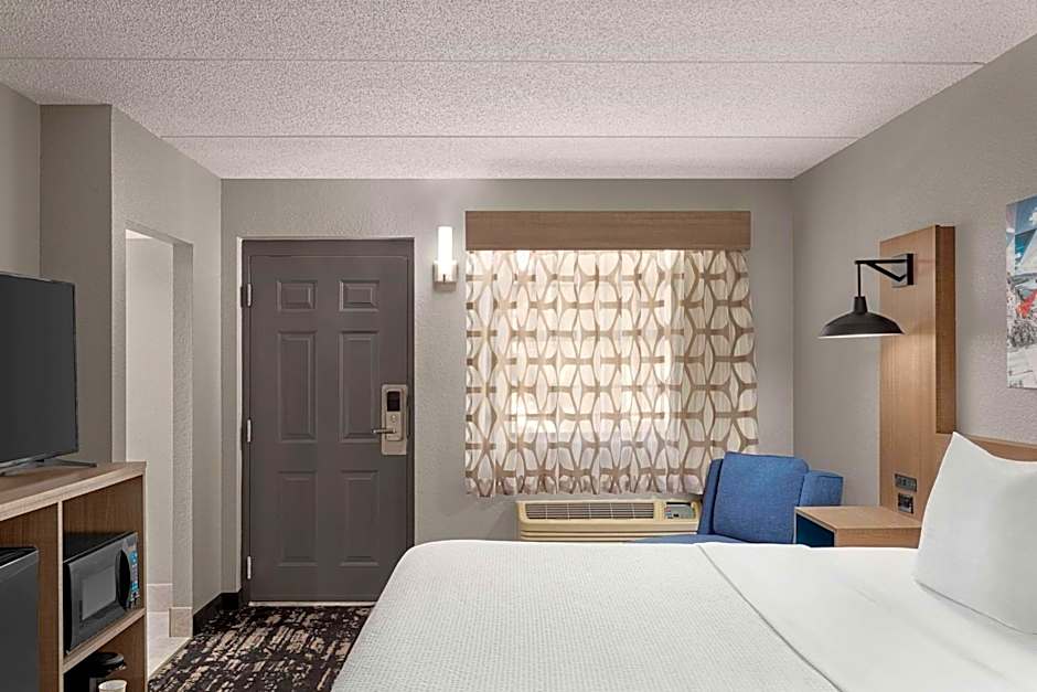 Photo 1 of 6 of Deluxe 1 King Bed