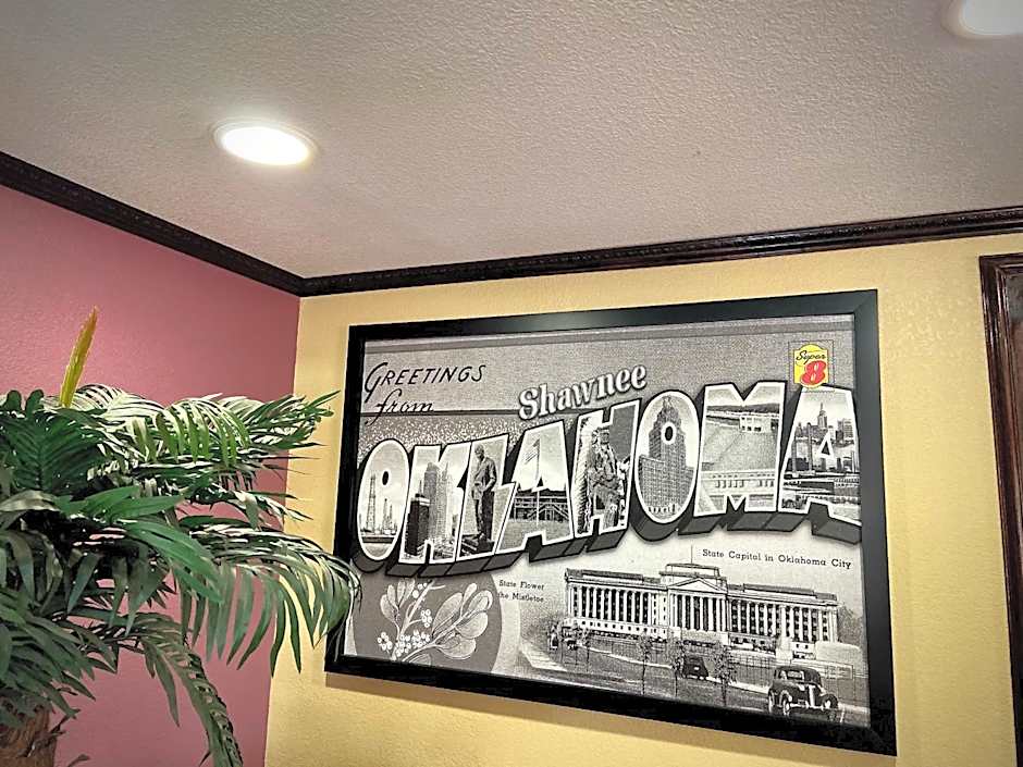 Super 8 by Wyndham Shawnee