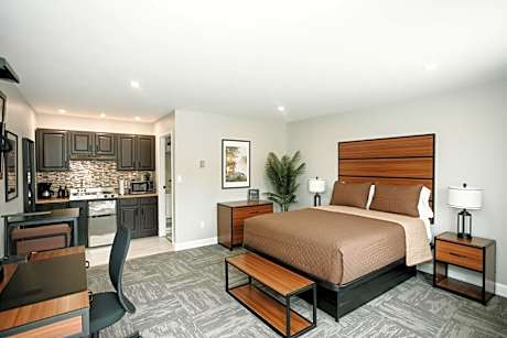 Deluxe Queen Suite