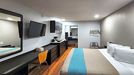 1 King Bed | Non-Smoking, Kitchen