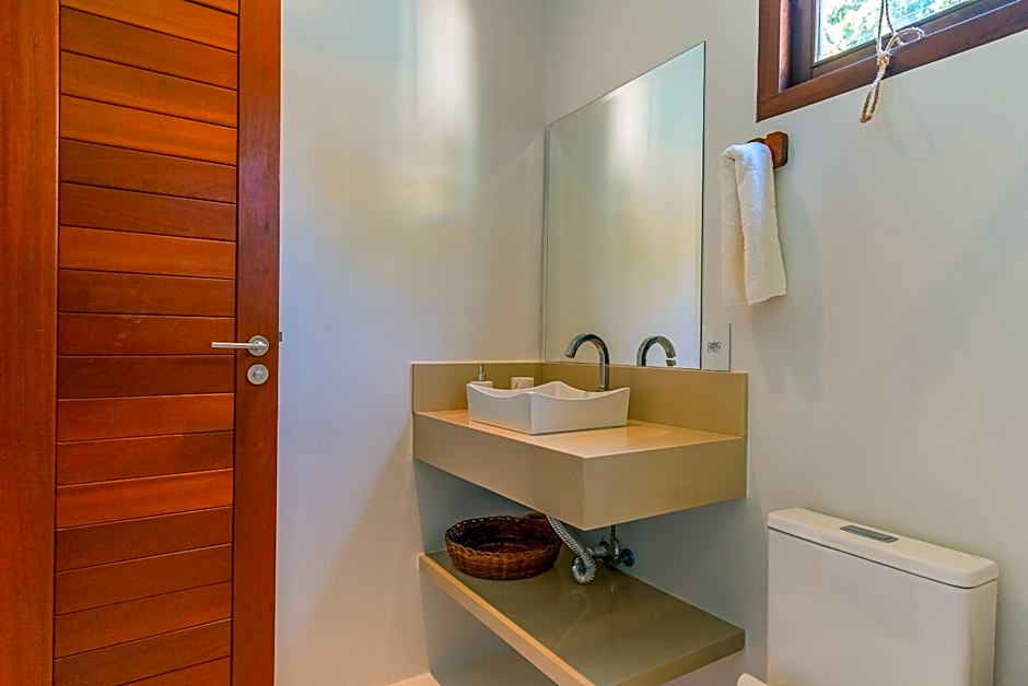 Casa Espaçosa com Piscina e Sauna Privativa! 6 Suítes!