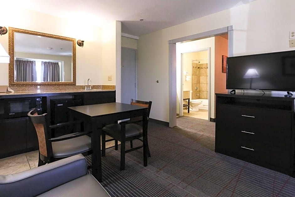 Econo Lodge Inn and Suites Greenville