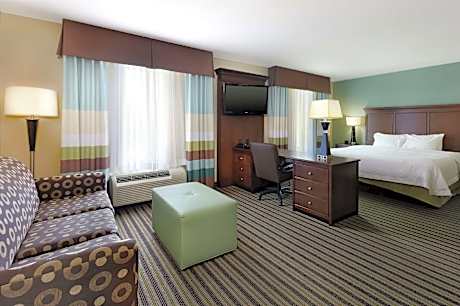 1 KING HEARING ACCESS STUDIO W/SOFABED NS