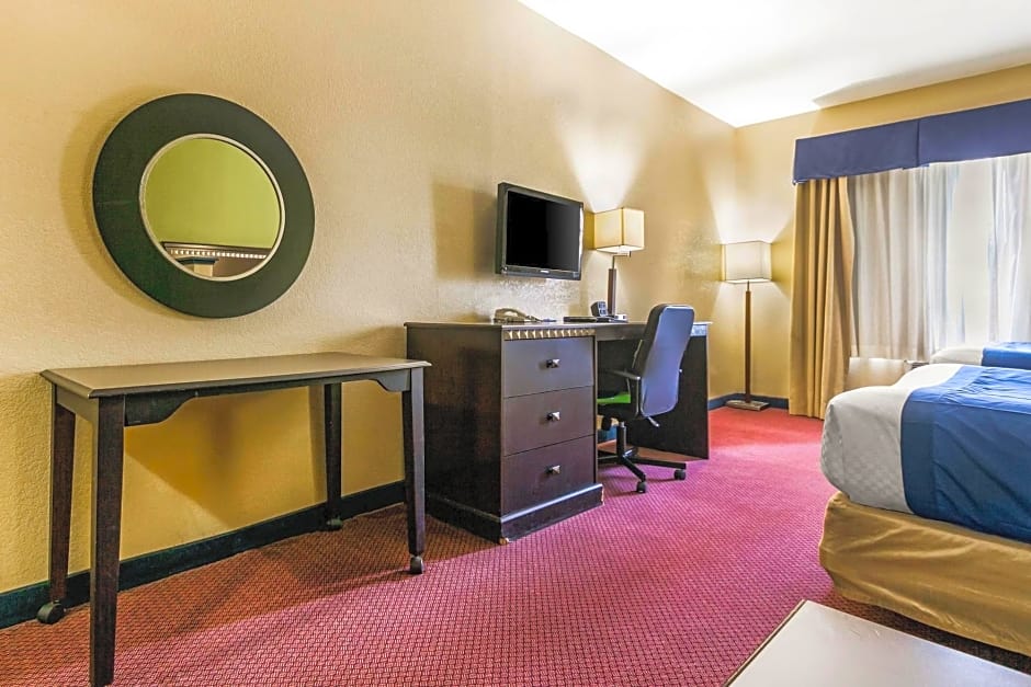 Rodeway Inn & Suites East/I-44