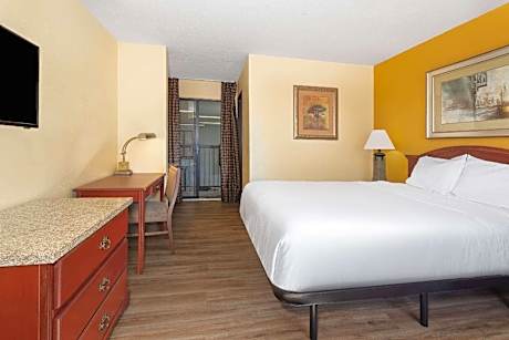 1 Queen Bed Deluxe Room Non-Smoking