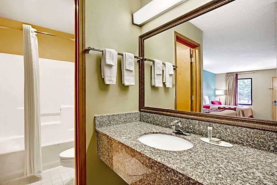 Super 8 by Wyndham Forest Park