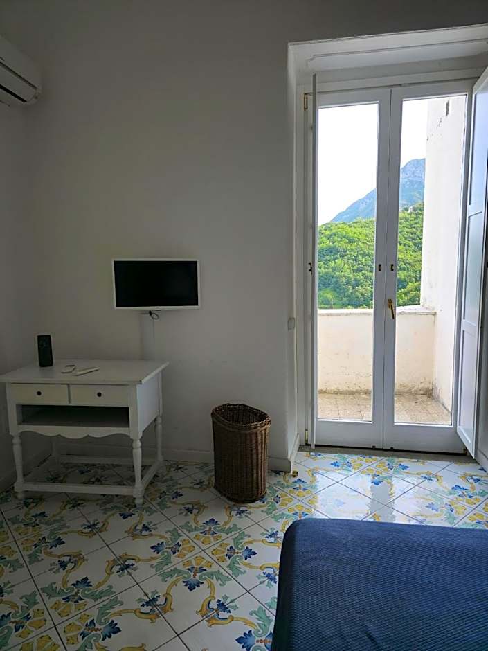 Casa Ninà- Camere con Vista Mare e Terrazza a Raito, Costiera Amalfitana