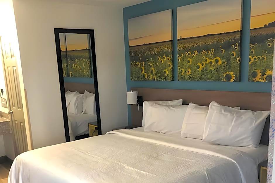 Days Inn & Suites by Wyndham Indianapolis Airport East