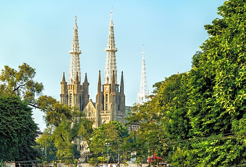 RedDoorz Plus near Green Pramuka Square Mall