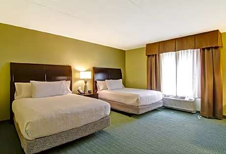 2 Queen Mobility/Hearing Accessible W/Bathtub