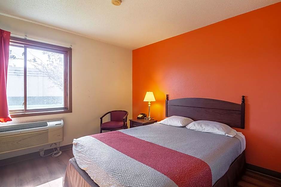 Motel 6-Saukville, WI