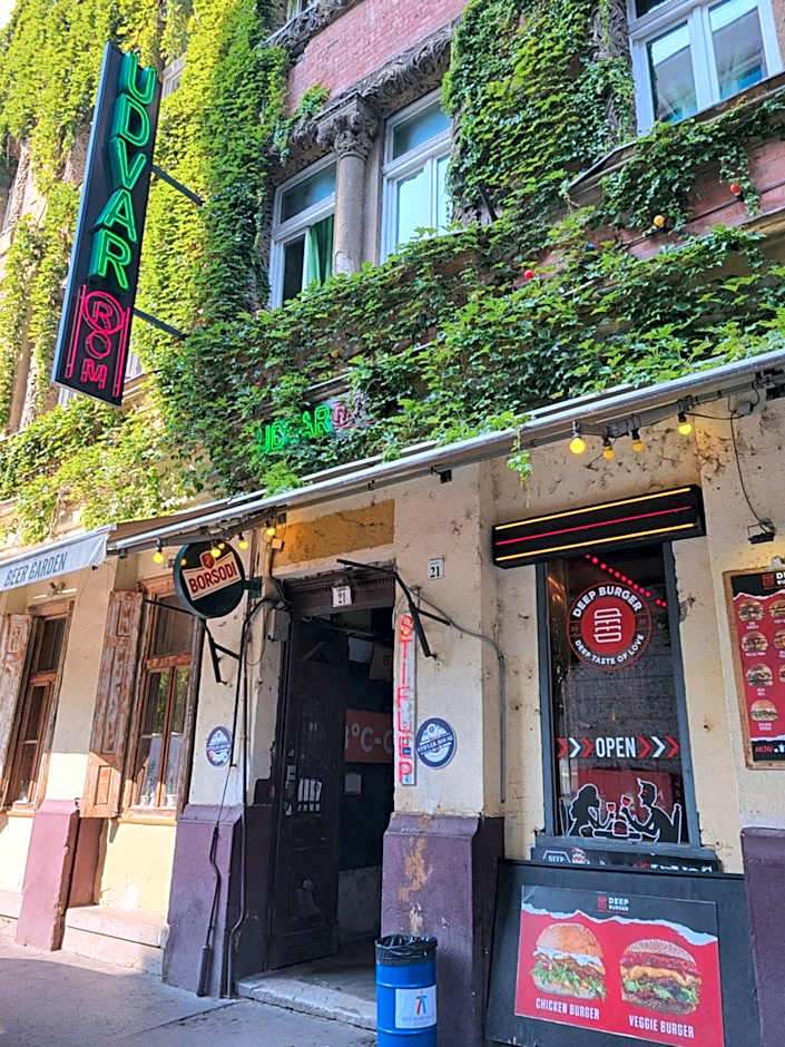 Budapest Party Hostel at Udvarom