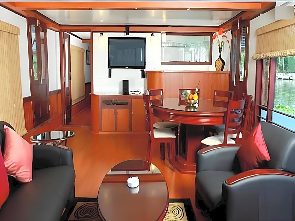 Grand Nirvana Jacuzzi Super Luxury Premium House Boat