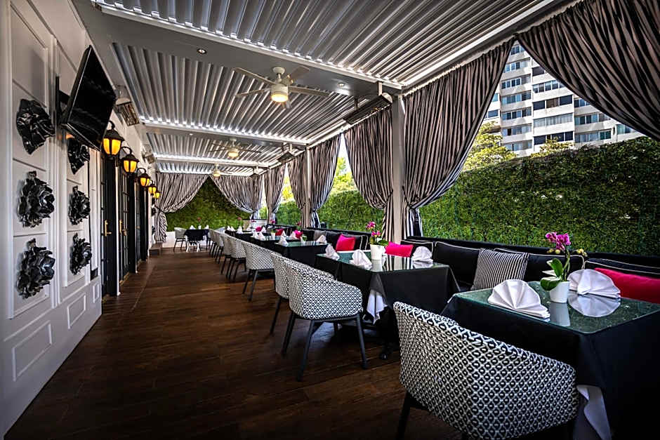 Beverly Hills Plaza Hotel