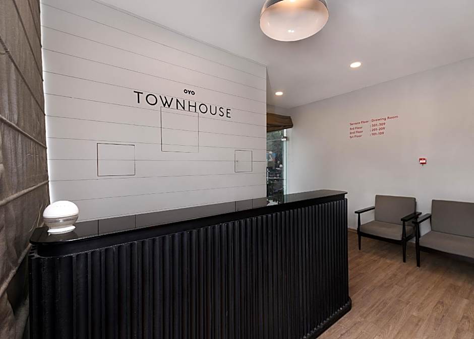 Super Townhouse Function Inn Near Chaudhary Charan Singh International Airport