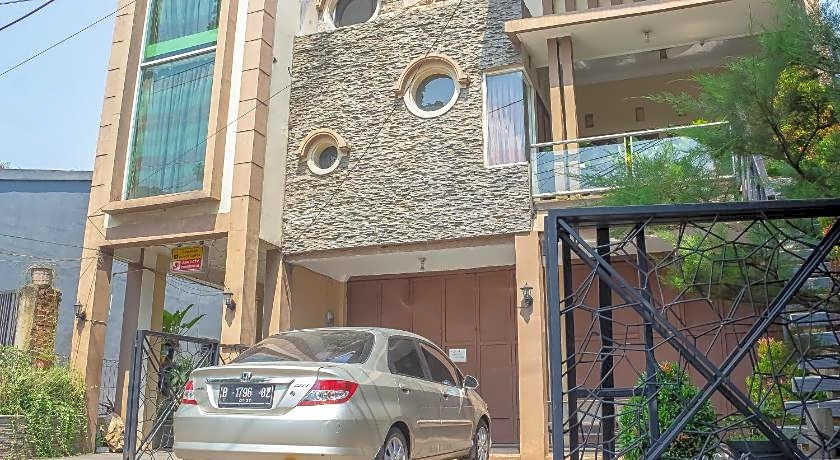 RedDoorz Syariah near Pasar Modern Cikopo