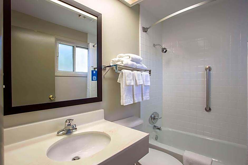 Days Inn by Wyndham Marquette