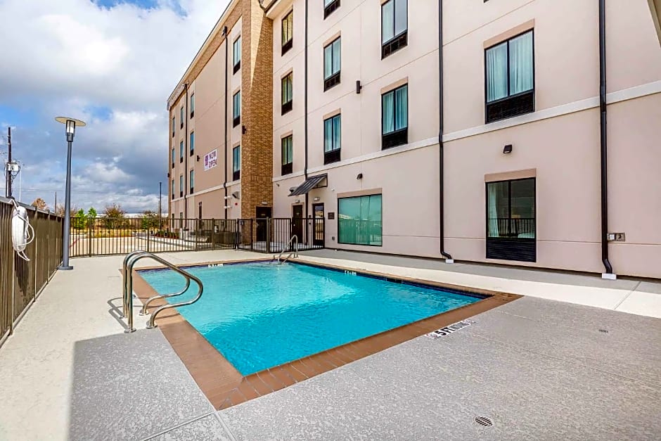 Comfort Suites Near Sam Houston Race Park