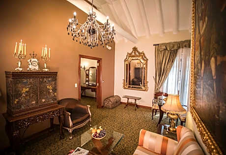 Suite with Balcony and Street View - 2 Queen beds