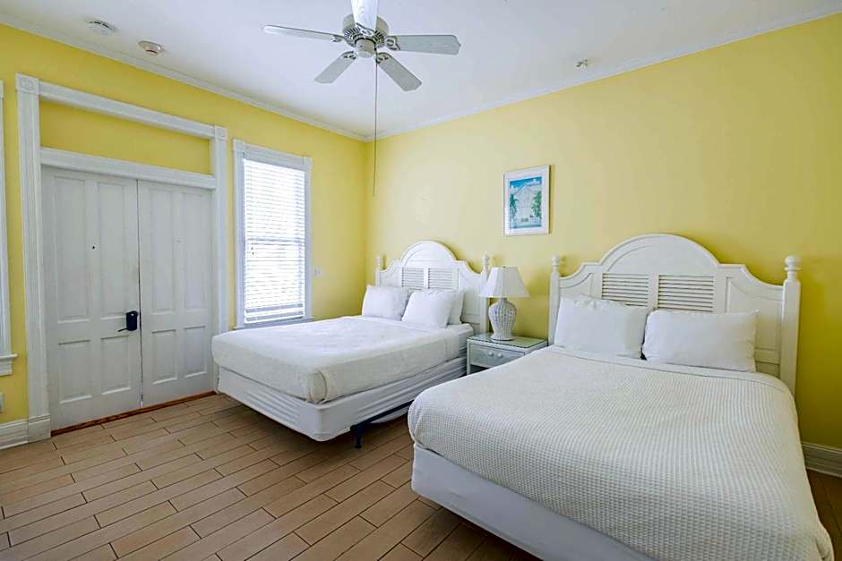 Deluxe Queen at the Curry Mansion - Parking & Heated Pool!