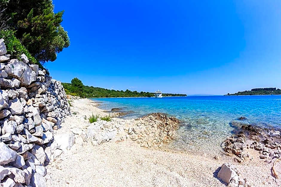 Luxury Beachfront Villa Dalmatino Trogir with private pool right at the beach in Okrug Gornji - Ciovo
