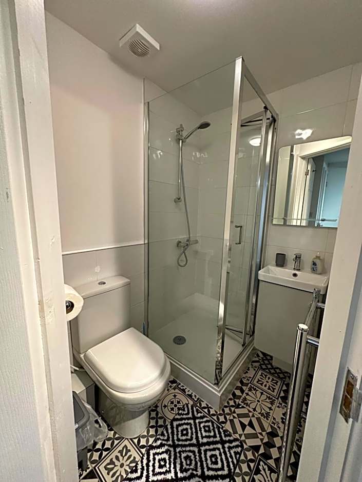 Lovely Town house Room 5