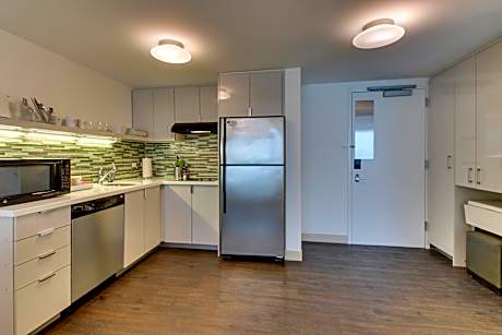 One-Bedroom King Suite with Sofa Bed and Roll-in Shower - Mobility and Hearing Accessible