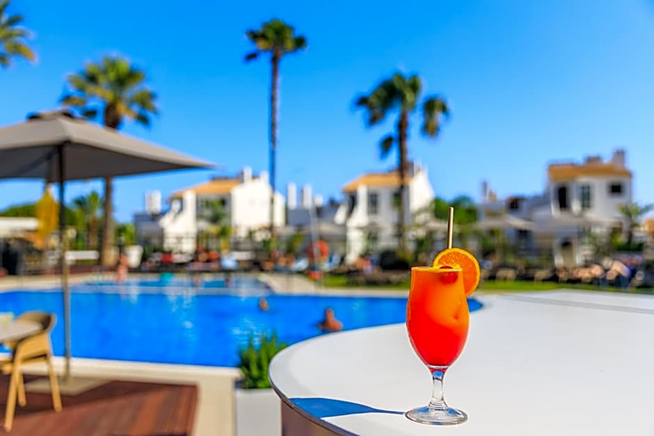 Apartamentos Honorio - Pool and Garden