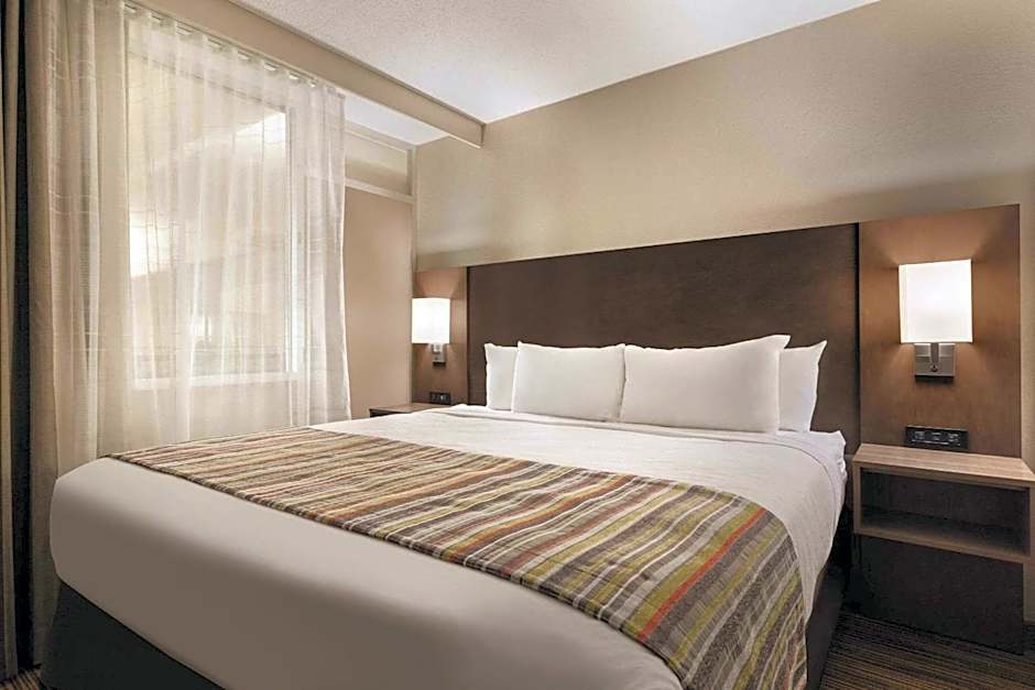 Country Inn & Suites by Radisson, Fergus Falls, MN