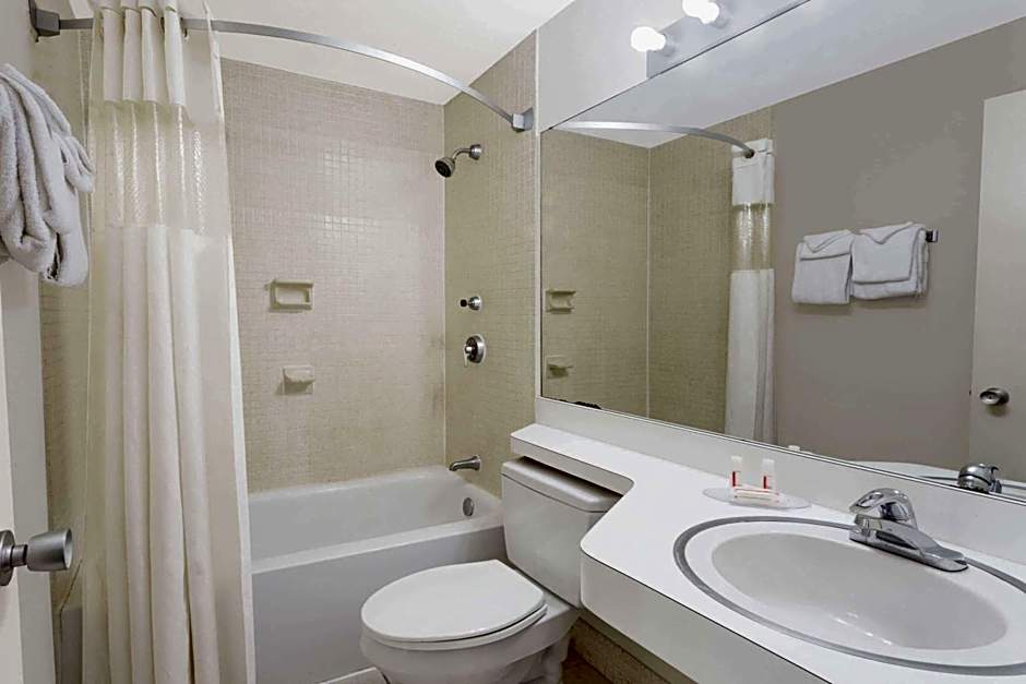 Howard Johnson by Wyndham Vero Beach / Downtown