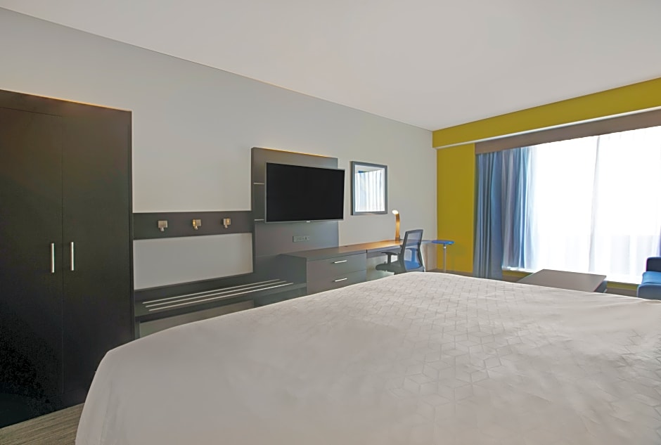 Holiday Inn Express & Suites - Milwaukee - Brookfield