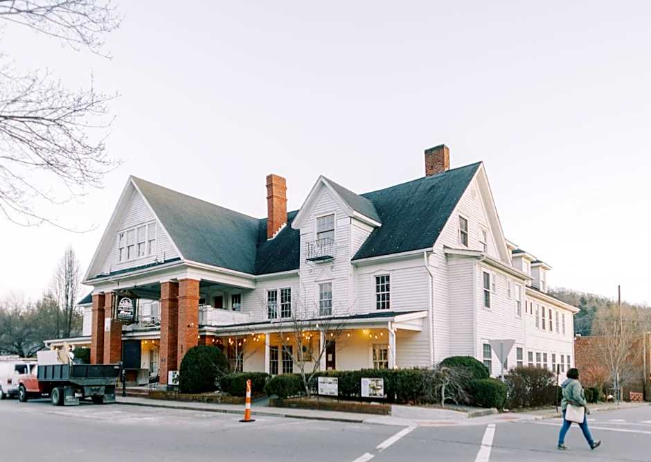 The NuWray Hotel & Carriage House