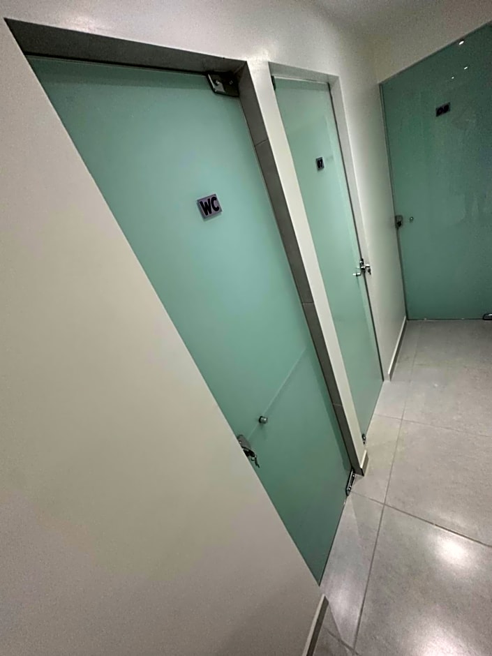 Quarto privativo c/banheiro compartilhado em Pousada recém construída,a 1km da feira da Sulanca