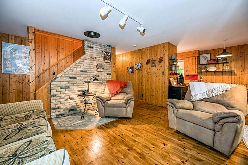 Rustic cabin w Games near Lake & National Park