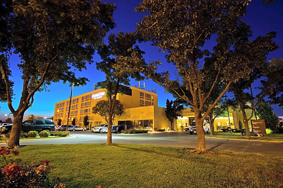 DoubleTree By Hilton Wichita Airport