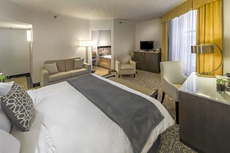 Whirlpool Suite-King Bed
