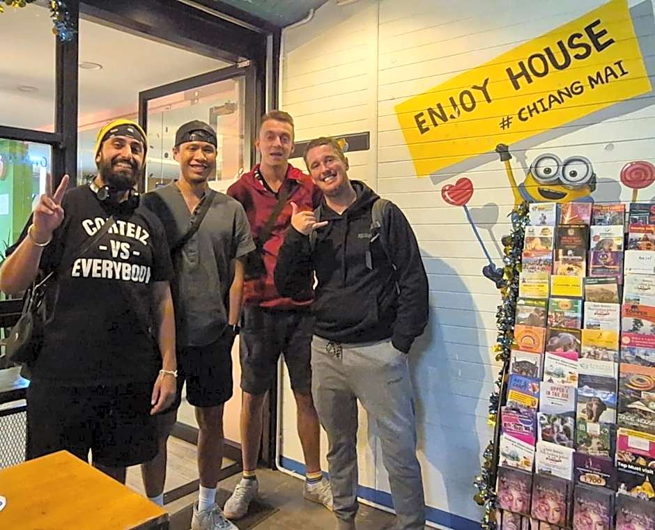 Lazy Gibbon 1 Chiang Mai - Tha Phae Gate