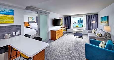 2 Queens 2 Room Water View Suite