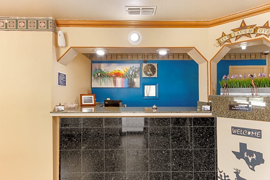 Freer Executive Inn & Studios by OYO