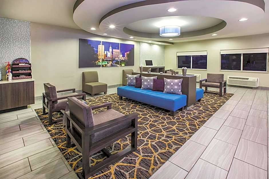 La Quinta Inn & Suites by Wyndham Indianapolis North At Pyramids
