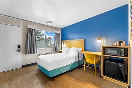 Double Room with Roll-in Shower - Disability Access/Non Smoking
