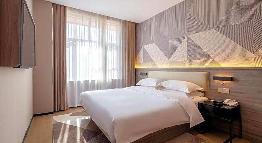 Borrman Hotel Korla Peacock River