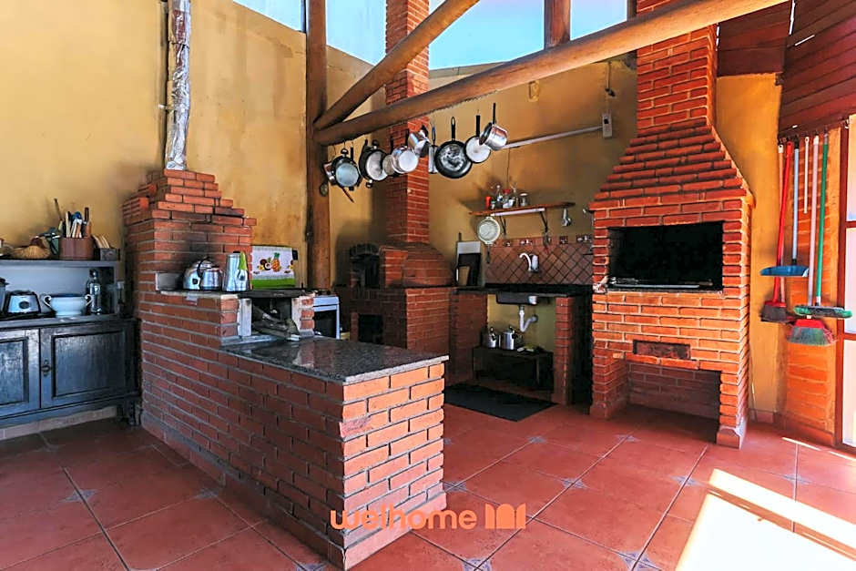 Casa em Cotia com piscina e área de lazer infantil