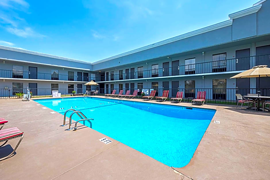 Quality Inn & Suites Greenville - Haywood Mall
