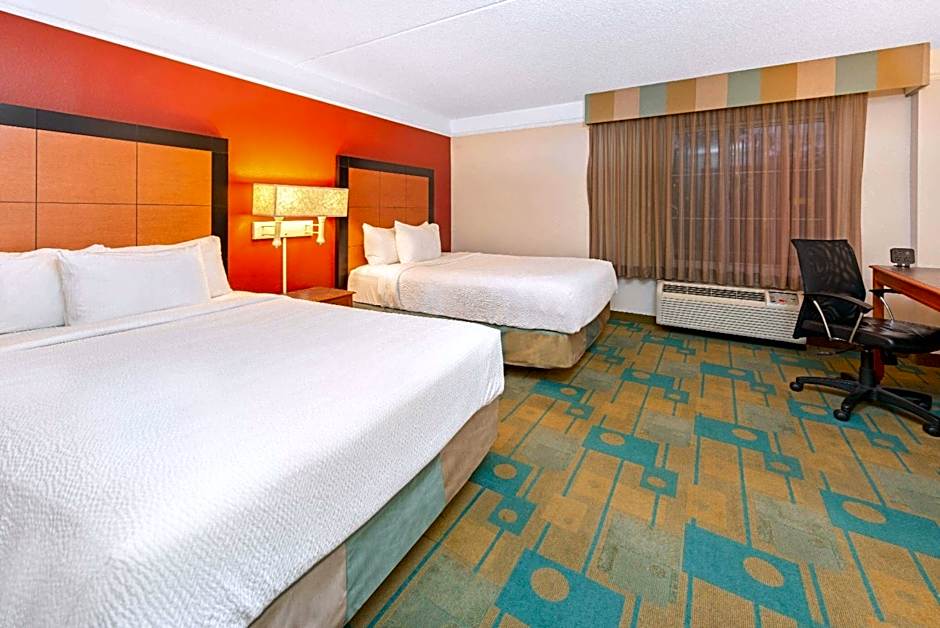 La Quinta Inn & Suites by Wyndham Usf (Near Busch Gardens)