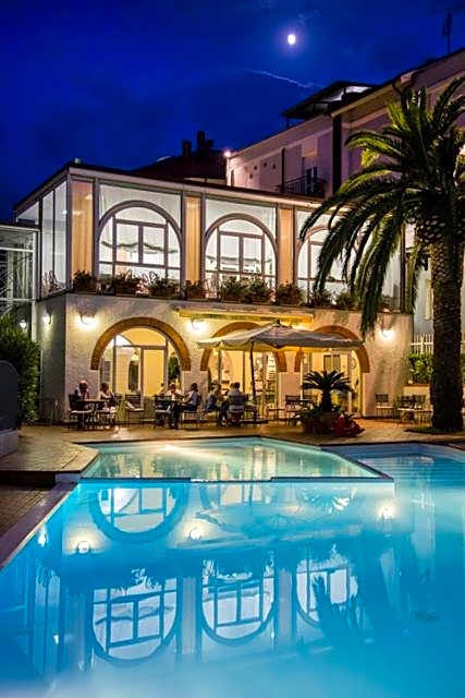 Hotel Riviera 3 Stelle con piscina estiva gratuita e garage a pagamento